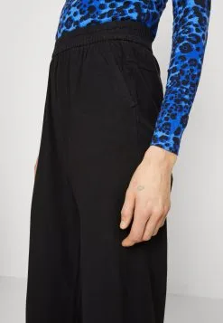 Kaffe NAYA WIDE PANTS - Housut 11 Kaffe NAYA WIDE PANTS - Housut -Kaffe Myymälä 62aee371ac794cc394554e2577301001